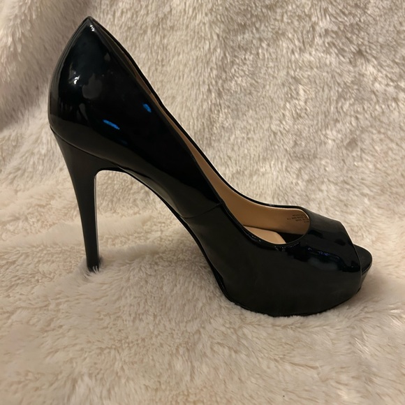 Guess brand black patent peep toe pumps - Picture 7 of 7